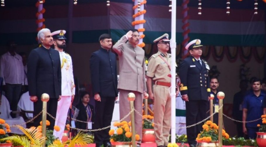 ଗାନ୍ଧୀ ମାର୍ଗରେ ପତାକା ଉତ୍ତୋଳନ କଲେ ରାଜ୍ୟପାଳ
