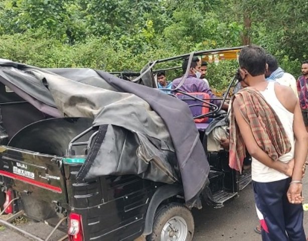 ଗୋଟିଏ ଅଟୋରିକ୍ସାରେ ଯାଉଥିଲେ ୨୫ ଜଣ, ଭାରସାମ୍ୟ ହରାଇ ଓଲଟି ପଡ଼ିଲା