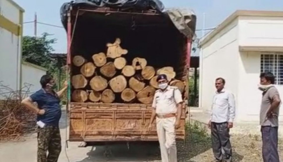 ପିକଅପ ଭ୍ୟାନ ସହିତ ଲକ୍ଷାଧିକ ଟଙ୍କାର କାଠ ଜବତ