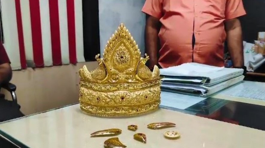 ମାଆ ତାରିଣୀଙ୍କୁ ସ୍ଵର୍ଣ୍ଣ ମୁକୁଟ ଅର୍ପଣ କଲେ ଭକ୍ତ