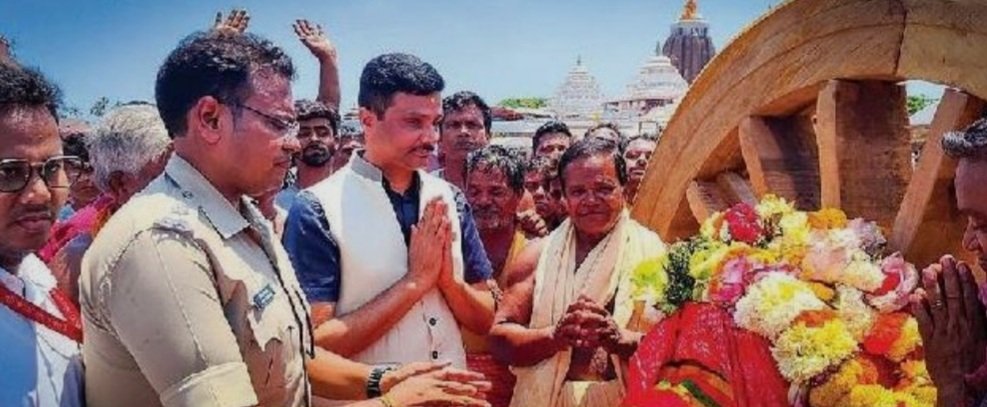 ତିନି ରଥର ଅଖରେ ଦୁଇଟି ଲେଖାଏଁ ଚକ ସଂଯୋଗ 