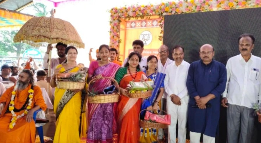 ୭୦୦ ମହିଳାଙ୍କୁ ସାବିତ୍ରୀ ଅମାବାସ୍ୟା ଭାର ବଣ୍ଟନ କଲେ ମନ୍ତ୍ରୀ