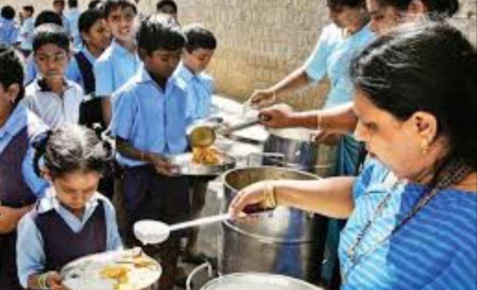 ଶିଶୁ ବାଟିକା ଠାରୁ ଦଶମ ଶ୍ରେଣୀ ପର୍ଯ୍ୟନ୍ତ ସମସ୍ତ ଛାତ୍ରଛାତ୍ରୀଙ୍କୁ ମଧ୍ୟାହ୍ନ ଭୋଜନ ପ୍ରଦାନ