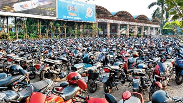 ରେଳଷ୍ଟେସନରେ ପାର୍କିଂ କରି ଫସିଲେ ଯାତ୍ରୀ, ଫି’ ଦର ଶୁଣି କାବା