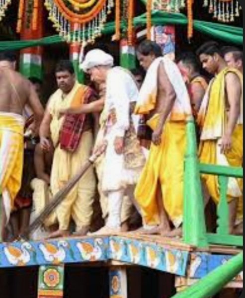 ସୁନା ଖଡିକାରେ ଛେରା ପହଁରା କଲେ ଗଜପତି ମହାରାଜା