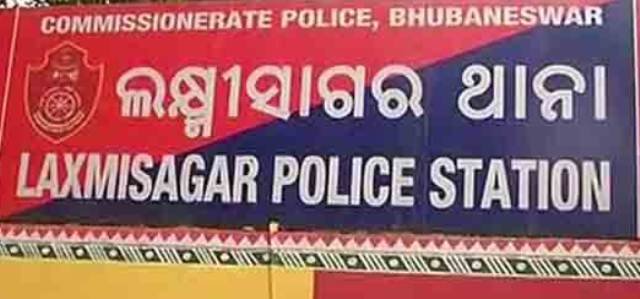 ମାସ୍କ ଚେକିଂ ସମୟରେ ପୁଲିସ କର୍ମଚାରୀଙ୍କୁ ମାଡ