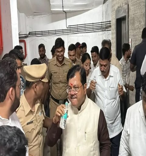 ଶ୍ରମିକଙ୍କ ପାଇଁ ଲିଫ୍ଟରୁ ଉଦ୍ଧାର ପାଇଲେ ବିଧାୟକମାନେ