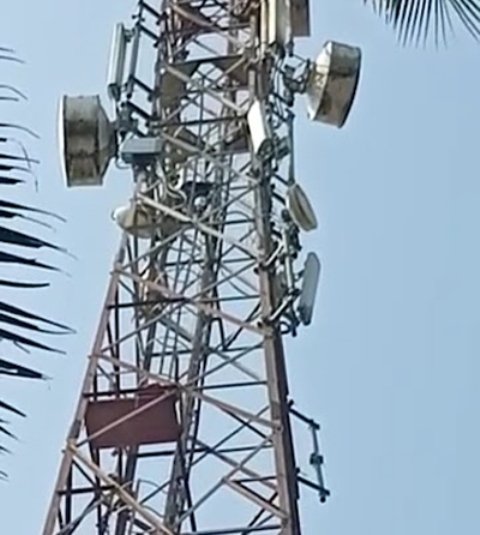 ଖୁସ୍ବୁ ପାଇଁ ମୋବାଇଲ୍ ଟାୱାରରେ ଚଢ଼ିଗଲେ ଯୁବକ, କିନ୍ତୁ...