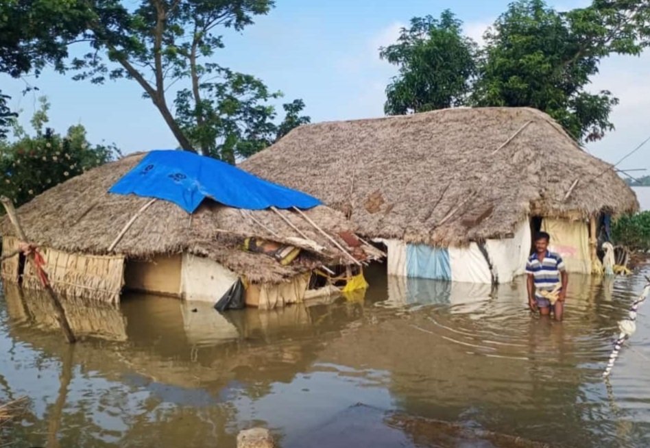 ଏବେ କମିବାରେ ଲାଗିଛି ବନ୍ୟା ଜଳ, ଘରକୁ ଫେରି ଆସବାପତ୍ର ସଜାଡୁଛନ୍ତି ଲୋକେ