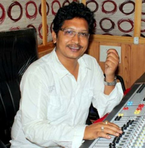 କୋମାରେ ସଙ୍ଗୀତ ନିର୍ଦ୍ଦେଶକ ଅଭିଜିତ୍‌ ମଜୁମ୍‌ଦାର