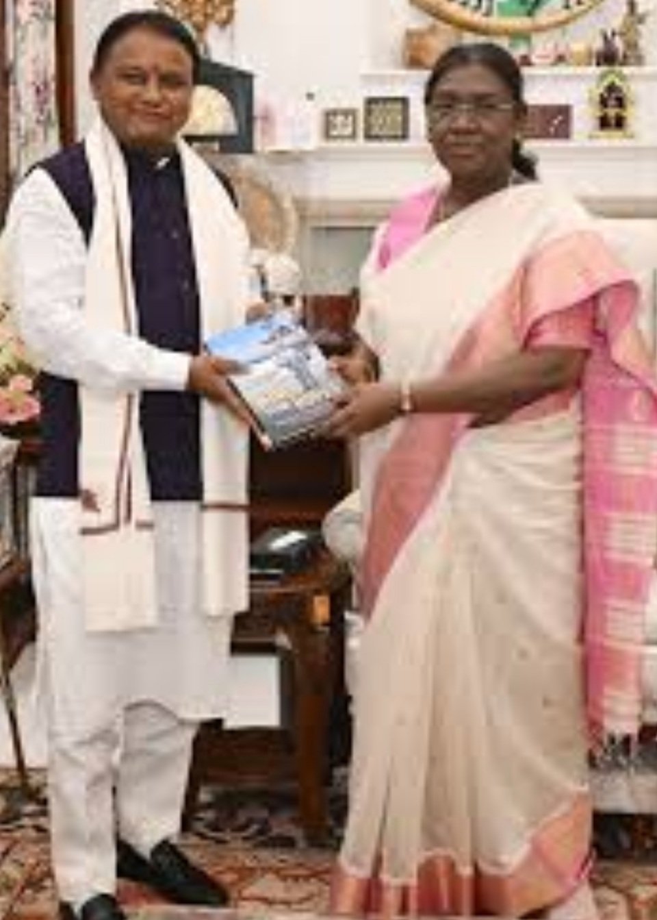 ରାଷ୍ଟ୍ରପତି ଭବନରେ ଦ୍ରୌପଦୀ ମୁର୍ମୁଙ୍କୁ ସାକ୍ଷାତ କଲେ ମୁଖ୍ୟମନ୍ତ୍ରୀ 