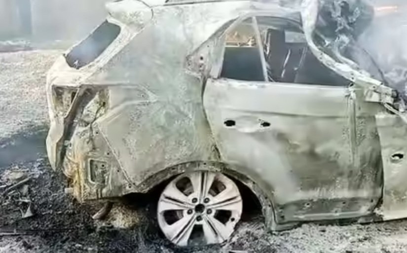 ରାସ୍ତା ମଝିରେ ହୁତହୁତ୍ ହୋଇ ଜଳିଗଲା ଗଞ୍ଜେଇ ବୋଝେଇ କାର