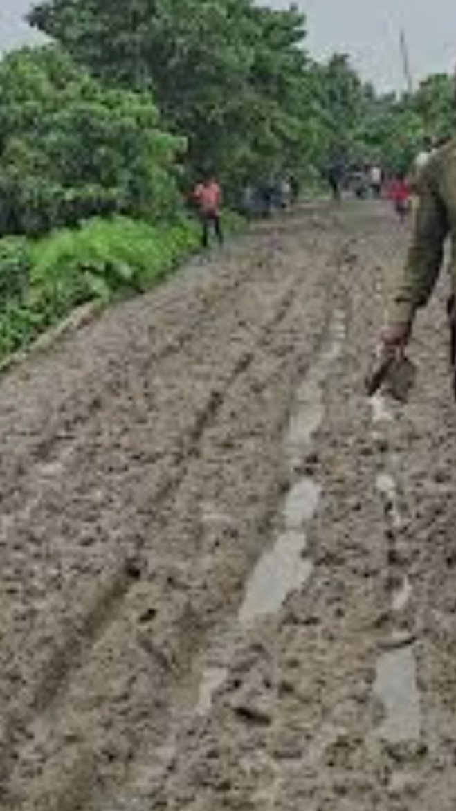 କାନ୍ଦିକାନ୍ଦି ରାସ୍ତା ପାଇଁ ଗୁହାରି କଲେ ମହିଳା 