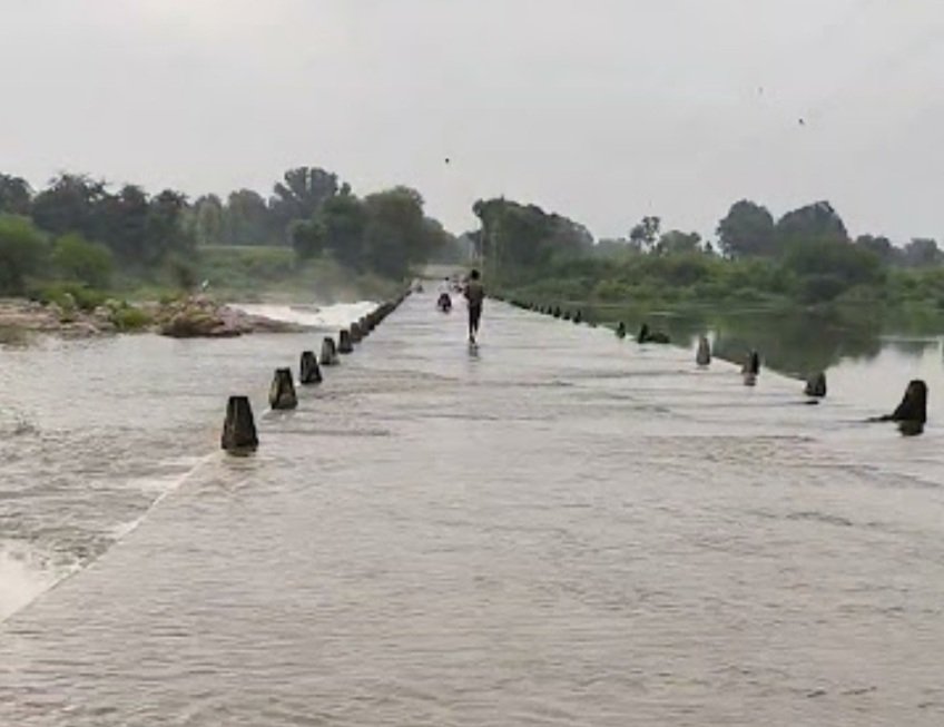 ଯୋଗାଯୋଗ ବିଚ୍ଛିନ୍ନ, ପୋଲ ଉପରେ ୪ ଫୁଟର ପାଣି
