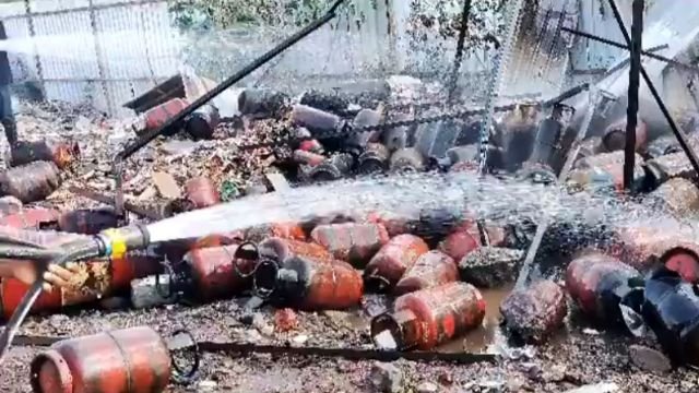 ଫାଟିଲା ୨୦୦ ସିଲିଣ୍ଡର, ତରଳିଗଲା ଟ୍ରକ୍‌