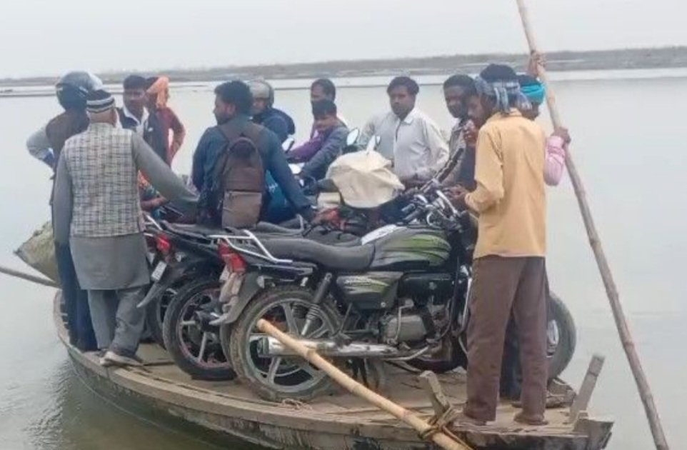 ଚିଲିକା ମଝିରେ ଫସିଲା ଡଙ୍ଗା, ଯାତ୍ରୀ ଭୟଭୀତ