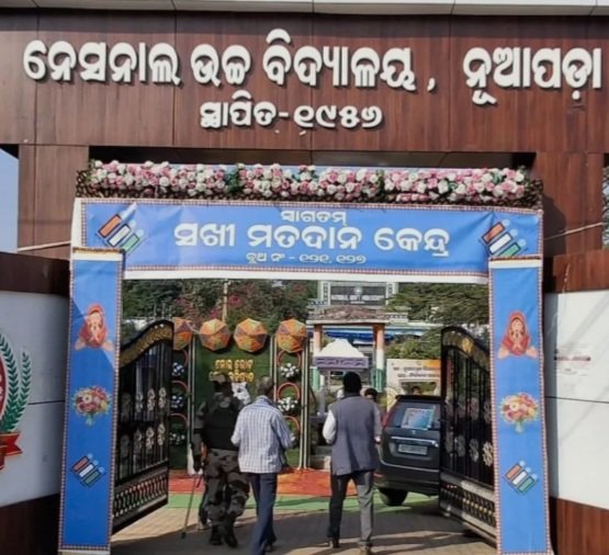 କରୁଛି ଆକୃଷ୍ଟ, ସଖୀ ମତଦାନ କେନ୍ଦ୍ରରେ ଫଟୋ ଉଠାଉଛନ୍ତି ଭୋଟର 