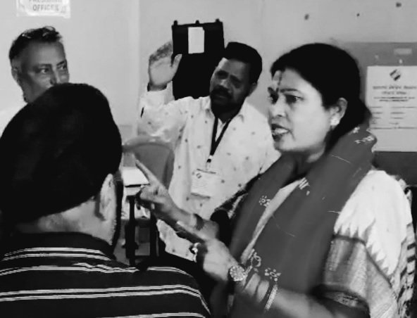 ମତଦାନ କେନ୍ଦ୍ରରେ ତଦାରଖ କରୁଛନ୍ତି ସ୍ନେହାଙ୍ଗିନୀ