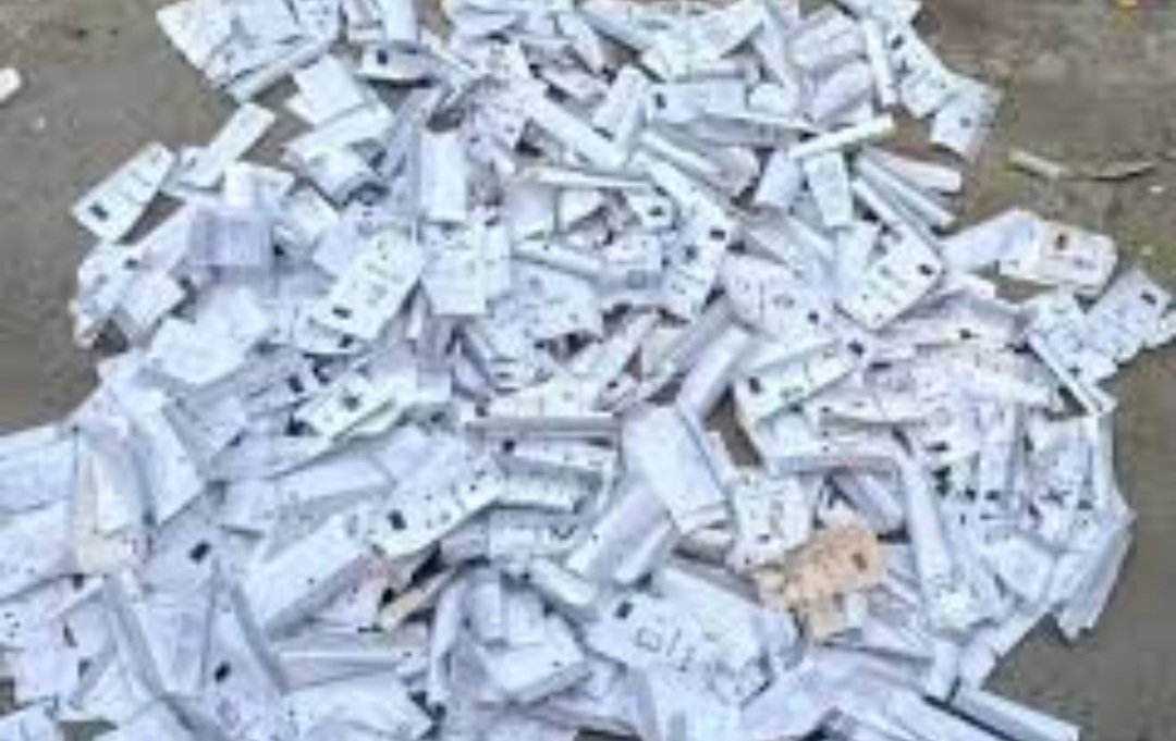 ବିଦ୍ୟାଳୟ ପରିସରରେ ମିଳିଲା ୧୭୨ ସ୍ଲିପ୍, ଭୋଟ୍ ଚୋରି ନେଇ ହଙ୍ଗାମା 