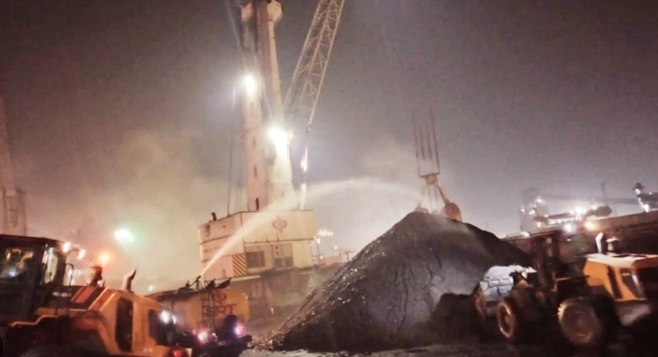 ପାରାଦୀପ ବନ୍ଦର: ଜାହାଜରେ ଲୋଡିଂ ବେଳେ ଲାଗିଲା ନିଆଁ