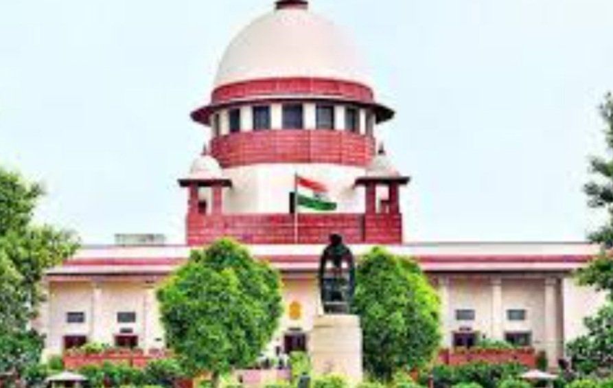 ଗର୍ଭବତୀ ମହିଳା ଏବଂ ତାଙ୍କ ଆଠ ବର୍ଷର ଝିଅକୁ ଭାରତରେ ପ୍ରବେଶ କରିବାକୁ ଅନୁମତି ଦେଲେ ...