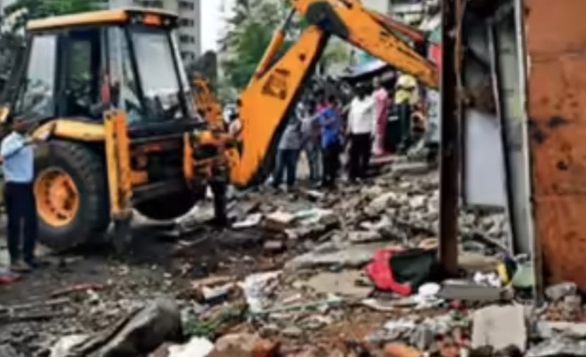 ମହିଳା ନିଶାବେପାରୀଙ୍କ ୪ ଘରେ ବୁଲିଲା ବୁଲ୍‌ଡୋଜର