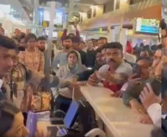 ବିମାନ ବାତିଲ ପରେ କାନ୍ଦିଲେ ବାପା, ଝିଅ ପାଇଁ ମାଗିଲେ ସାନିଟାରୀ ପ୍ୟାଡ୍‌