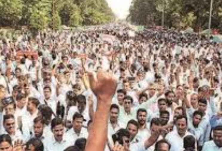 ଗାନ୍ଧୀମାର୍ଗରେ ଅହୋରାତ୍ର ଧାରଣାରେ ବସିଛନ୍ତି ପ୍ରାଥମିକ ଶିକ୍ଷକ ମହାସଂଘ