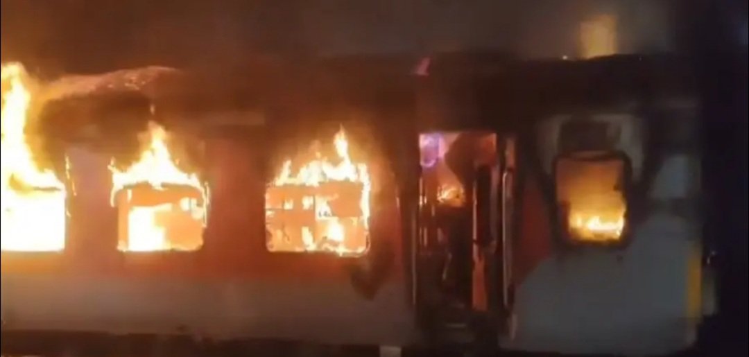 ଭୁବନେଶ୍ବର ଏକ୍ସପ୍ରେସରେ ନିଆଁ, ହଟ୍ ଏକ୍ସସେଲରୁ ବାହାରିଲା ଧୂଆଁ