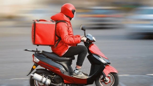 ପରଫ୍ୟୁମ୍ ପାଇଁ ଡେଲିଭରୀ ବୟଙ୍କୁ ମାଡ