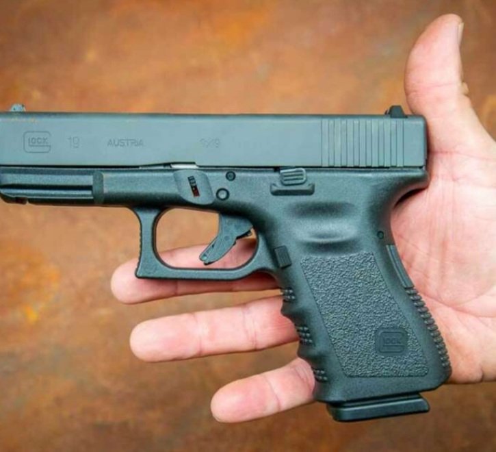 ଛାତ୍ରଙ୍କ ସ୍କୁଲ ବ୍ୟାଗରୁ ଏକ ବନ୍ଧୁକ ଉଦ୍ଧାର 