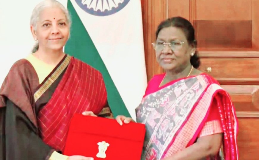 ଅର୍ଥମନ୍ତ୍ରୀଙ୍କୁ ଦହି ଚିନି ଖୁଆଇ ସ୍ୱାଗତ କଲେ ରାଷ୍ଟ୍ରପତି