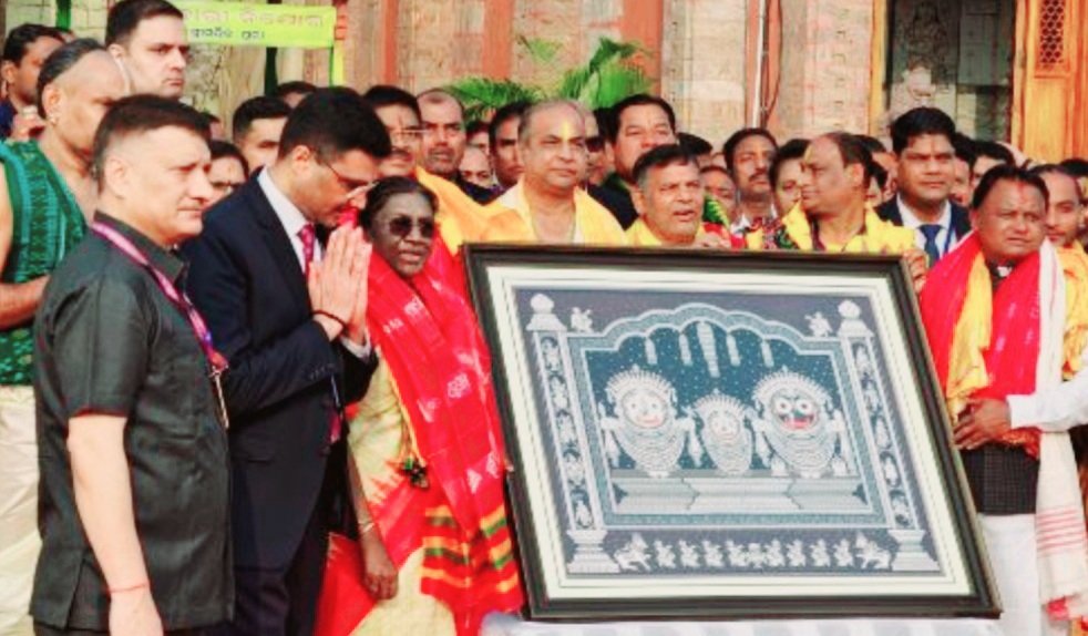 ଶ୍ଵେତଗଙ୍ଗାରେ ପିଣ୍ଡଦାନ ପରେ ଶ୍ରୀଜିଉଙ୍କୁ ଦର୍ଶନ କଲେ ରାଷ୍ଟ୍ରପତି