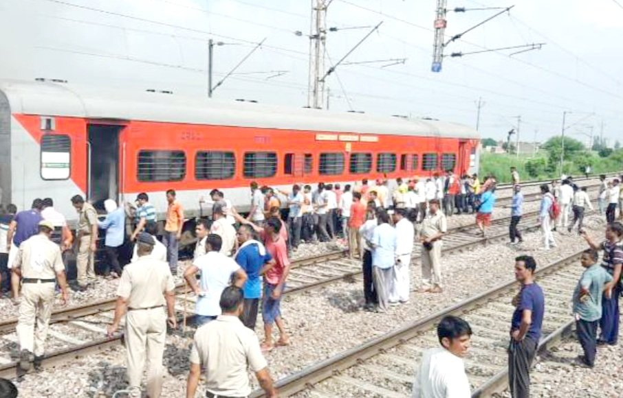 ଚେନ୍ନାଇ ସେଣ୍ଟ୍ରାଲ୍ ଏକ୍ସପ୍ରେସ୍ ଲାଇନଚ୍ୟୁତ, ଟ୍ରାକ୍‌ରୁ ଖସିପଡିଲା ୩ ବଗି 