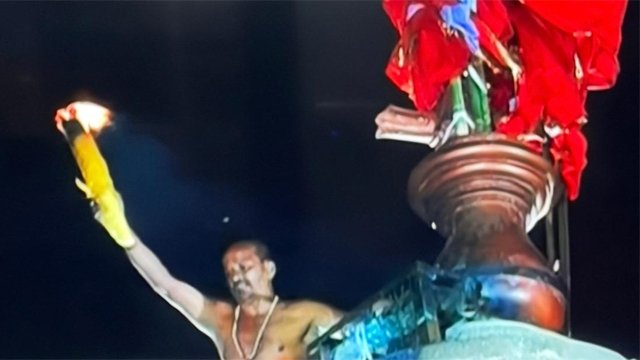 ନିର୍ଦ୍ଧାରିତ ସମୟ ପୂର୍ବରୁ ମନ୍ଦିର ଚୂଡ଼ାକୁ ଉଠିଲା ମହାଦୀପ