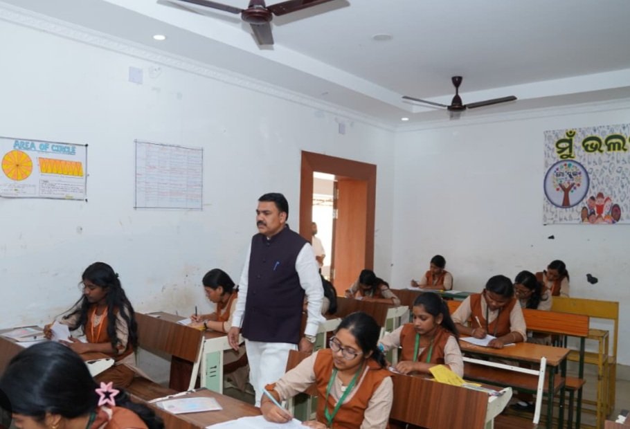 ପରୀକ୍ଷା କେନ୍ଦ୍ରରେ ପହଞ୍ଚିଲେ ଗଣଶିକ୍ଷା ମନ୍ତ୍ରୀ ନିତ୍ୟାନନ୍ଦ ଗଣ୍ଡ