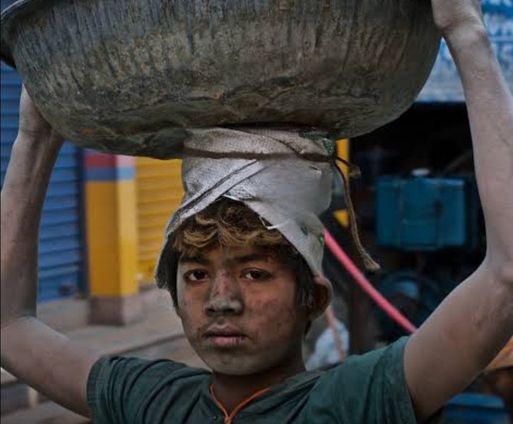 ବଳି ପଡ଼ିଲା ପାଠପଢ଼ା, ଦାଦନ ଖଟିବାକୁ ବାହାରିଥିବା ଛାତ୍ରକୁ ଠାବ କଲେ ଶିକ୍ଷା ବିଭାଗର କର୍ମଚାରୀ