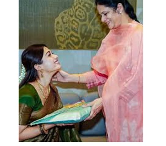 ରଶ୍ମିକାଙ୍କୁ ଶାଢ଼ୀ ଉପହାର