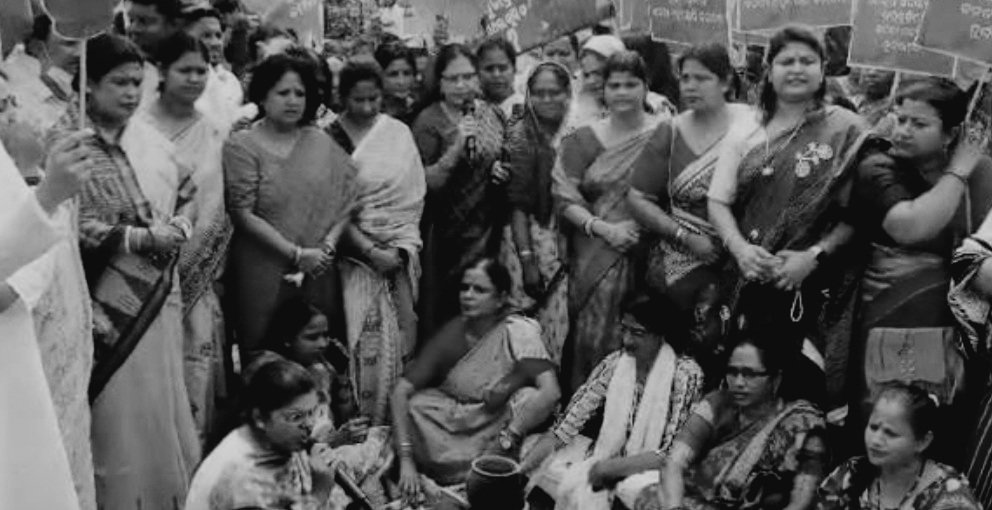  ଗ୍ୟାସ୍ ଦରବୃଦ୍ଧି ପ୍ରତିବାଦରେ ରାଜରାସ୍ତାରେ ବିଜେଡି ଜାଳିଲା ଚୁଲି 