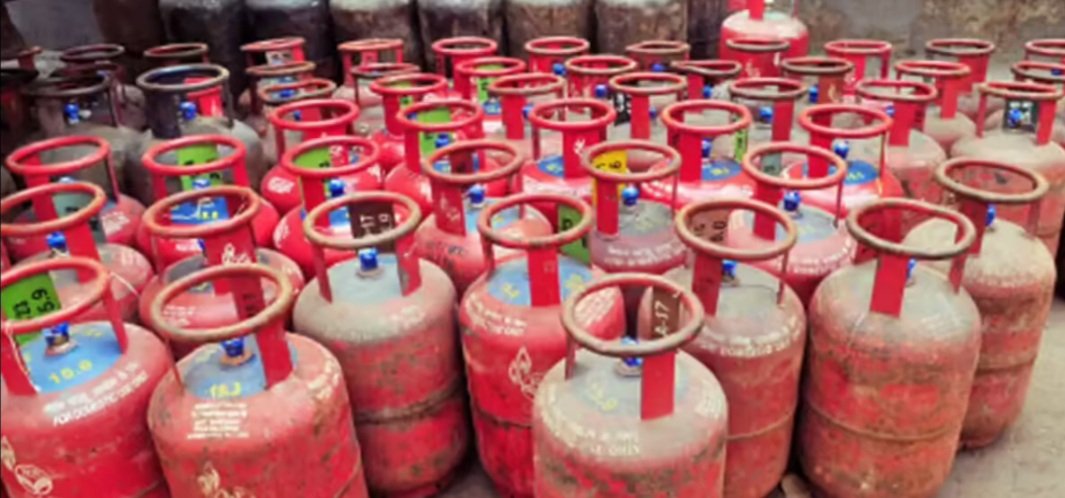 ନେତାଙ୍କ ଘରୁ ୫୫ ସିଲିଣ୍ଡର ଜବତ, ପ୍ରତି ସିଲିଣ୍ଡରକୁ ୨୦୦୦ ଟଙ୍କା ମୂଲ୍ୟରେ ବିକ୍ରି ...