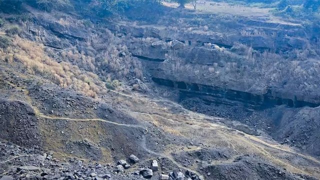 ଖଣିଜ ଉତ୍ତୋଳନ ବେଳେ ଚଢ଼ଉ : ୩ ଟ୍ରକ୍ ସହ ଜେସିବି ଜବତ