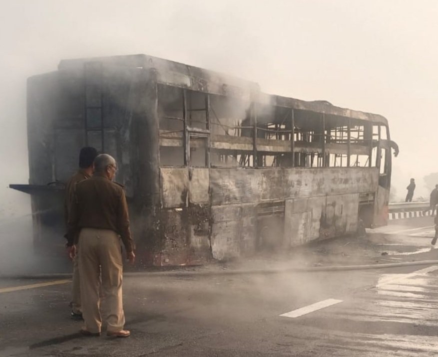 ହୁତ୍‌ ହୁତ୍‌ ହୋଇ ଜଳିଗଲା ଯାତ୍ରୀବାହୀ ବସ୍