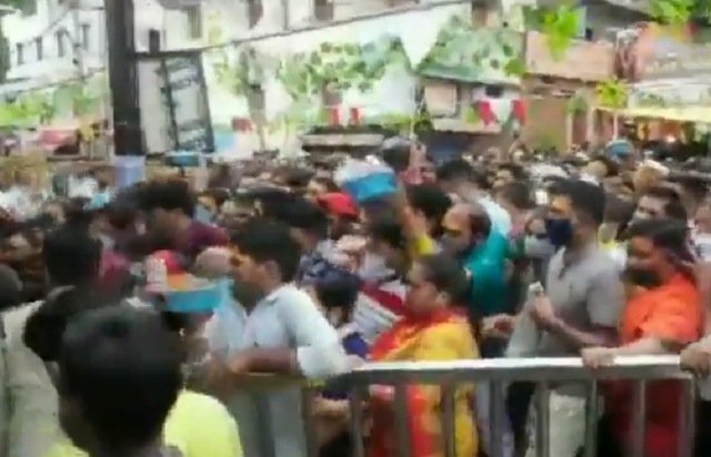 କୋଭିଡ ପ୍ରୋଟୋକଲ ଭାଙ୍ଗିଲା: ଫାଟକ ଠେଲି ପଶିଲେ ଲୋକ, ମହାଳେଶ୍ୱର ମନ୍ଦିରରେ ଦଳାଚକଟା
