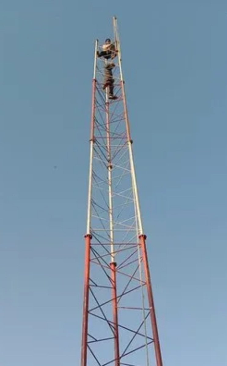 ଯୁବକଙ୍କ ଟାୱାର ଉପରେ ଚଢି ଆତ୍ମହତ୍ୟା ଉଦ୍ୟମ, ୩ ଘଣ୍ଟା ଚେଷ୍ଟା ପରେ ଉଦ୍ଧାର 