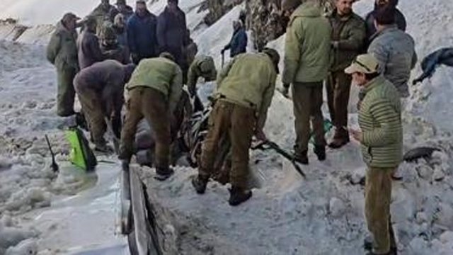 ହିମସ୍ଖଳନରେ ୭ ଜଣଙ୍କ ମୃତ୍ୟୁ, ବରଫ ତଳେ ଅନେକ ଗାଡ଼ି