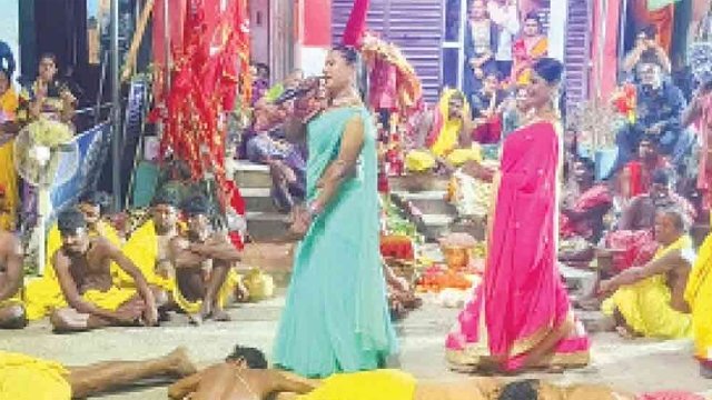 ଦଣ୍ଡନାଚ ବେଳେ ଦ୍ୱିଅର୍ଥବୋଧକ ଗୀତ ମନା