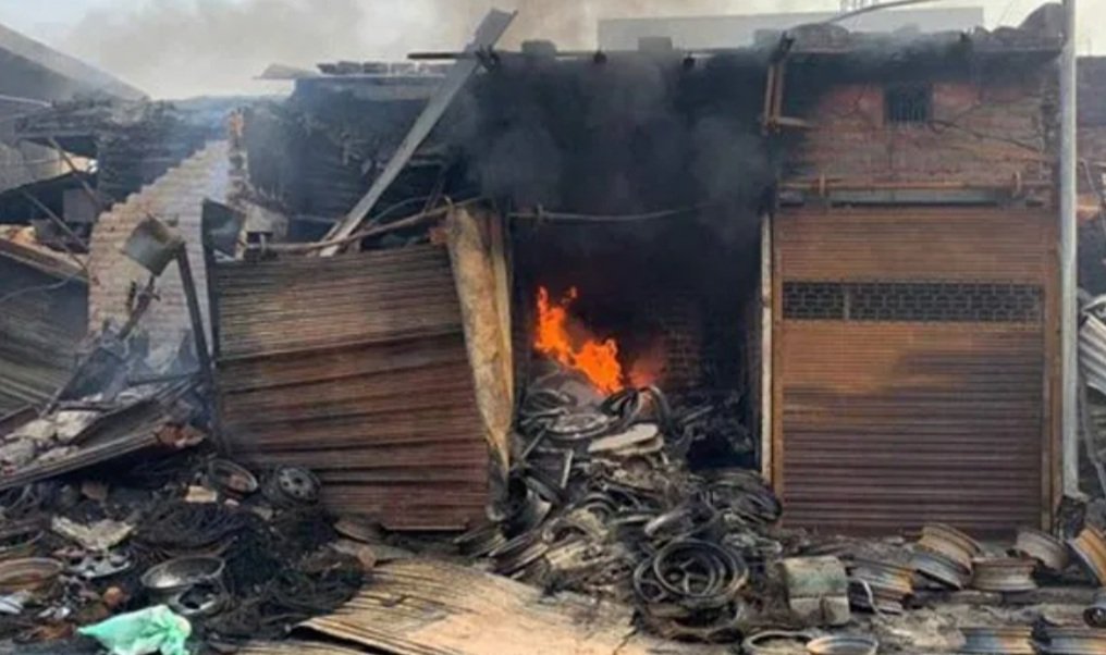 ଭୟାବହ ଅଗ୍ନିକାଣ୍ଡ,ଟାୟାର ଦୋକାନ ସହ ଦୁଇ ଛୋଟ ଦୋକାନ ପୋଡି ପାଉଁଶ 