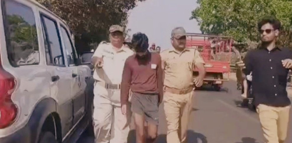 ପୁଲିସ୍‌ ହେପାଜତରେ ଥିବାବେଳେ ଅଭିଯୁକ୍ତକୁ ଆକ୍ରମଣ,  ଯିଏ ଯେମିତି ପାରିଲା ମାଡ ମାରିଲା