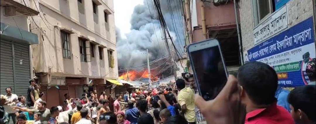 ହାଇକୋର୍ଟ ଆଗରେ ଜଳିଗଲା ଏକାଧିକ ଗାଡି, ଧରାପଡିଲେ ନିଆଁ ଲଗାଇଥିବା ମହିଳା 