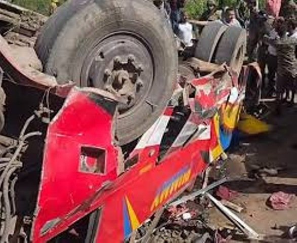 ଖାଇକୁ ଖସିଲା ବସ୍, ୧୫ ମୃତ